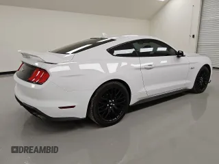 2021 Ford Mustang GT z VIN 1FA6P8CF2M5122054, wystawiony jako Copart lot #53919925 z przebiegiem 56 936 mil mil oraz Tytuł czysty. Historia ofert i sprzedaży dostępna na DreamBid. Obrazek 3.