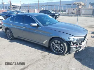 2017 BMW 5 Series 530i z VIN WBAJA5C34HG897019, wystawiony jako IAAI lot #42393537 z przebiegiem 94 578 mil mil oraz . Historia ofert i sprzedaży dostępna na DreamBid. Obrazek 1.