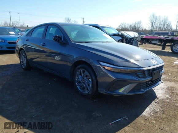 2024 Hyundai Elantra SEL z VIN KMHLM4DG4RU805694, wystawiony jako IAAI lot #41893956 z przebiegiem 4 856 mil mil oraz . Historia ofert i sprzedaży dostępna na DreamBid. Obrazek 1.