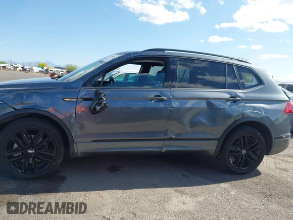 2022 Volkswagen Tiguan SE R-Line Black with VIN 3VV8B7AX4NM154637, listed as a IAAI auction lot 42058531 with 39,597 mi miles and . Bid and sale history available at DreamBid. Image 15.