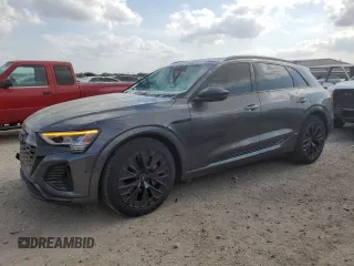 2024 Audi Q8 e-tron z VIN WA16AAGE2RB023404, wystawiony jako Copart lot #53357925 z przebiegiem 13 621 mil mil oraz Czysty tytuł • Clean title. Historia ofert i sprzedaży dostępna na DreamBid. Obrazek 1.