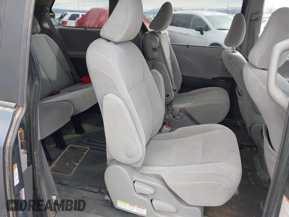 2015 Toyota Sienna LE AAS z VIN 5TDKK3DC0FS557747, wystawiony jako IAAI lot #41761226 z przebiegiem 197 705 mil mil oraz . Historia ofert i sprzedaży dostępna na DreamBid. Obrazek 8.