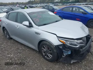 2020 Kia Optima LX z VIN 5XXGT4L38LG422703, wystawiony jako IAAI lot #39335033 z przebiegiem 73 037 mil mil oraz . Historia ofert i sprzedaży dostępna na DreamBid. Obrazek 1.