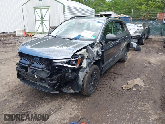 2025 Volkswagen Taos z VIN 3VV5C7B23SM012634, wystawiony jako IAAI lot #42342616 z przebiegiem 4381 mil mil oraz . Historia ofert i sprzedaży dostępna na DreamBid. Obrazek 18.