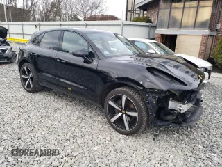 2022 Porsche Macan with VIN WP1AA2A51NLB00488, listed as a Copart auction lot 48550365 with 37,110 mi miles and Salvage Title. Bid and sale history available at carsss.com. Image 4.