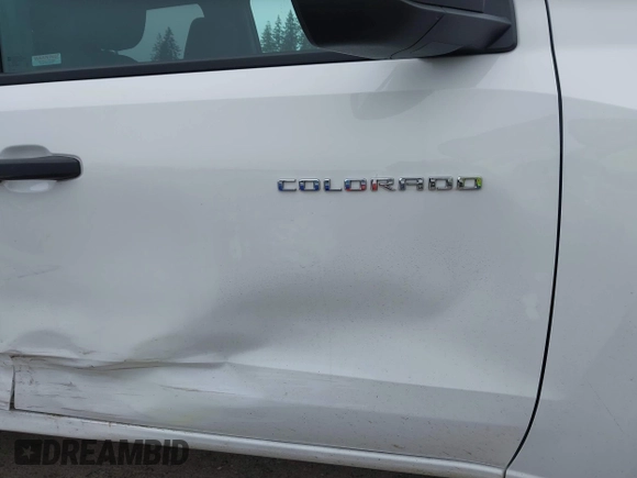 2023 Chevrolet Colorado 2WD Work Truck z VIN 1GCGSBECXP1210035, wystawiony jako IAAI lot #41906185 z przebiegiem 15 001 mil mil oraz . Historia ofert i sprzedaży dostępna na DreamBid. Obrazek 6.