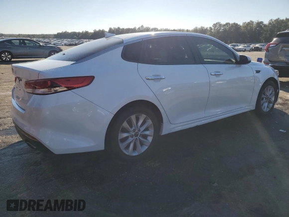 2017 Kia Optima LX z VIN 5XXGT4L35HG165653, wystawiony jako Copart lot #85765954 z przebiegiem 130 135 mil mil oraz Szkoda całkowita • Salvage title. Historia ofert i sprzedaży dostępna na DreamBid. Obrazek 3.