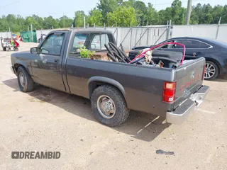 1992 Dodge Dakota z VIN 1B7FL26X0NS508319, wystawiony jako IAAI lot #42468014 z przebiegiem 195 683 mil mil oraz . Historia ofert i sprzedaży dostępna na DreamBid. Obrazek 3.