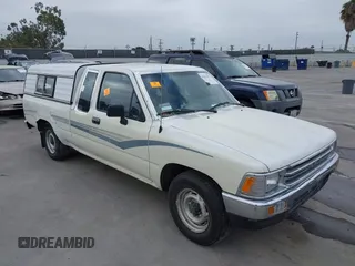 1990 Toyota Pickup DLX with VIN JT4RN93P3L5014407, listed as a IAAI auction lot 42515971 with 165,493 mi miles and . Bid and sale history available at DreamBid. Image 1.