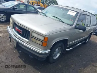 1999 GMC Suburban with VIN 3GKEC16R0XG547353, listed as a IAAI auction lot 40426884 with 284,689 mi miles. Bid and sale history available at carsss.com. Image 2.
