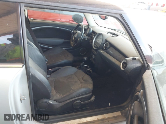 2011 MINI Hardtop S с VIN WMWSV3C56BTY15109, выставлен на аукционе IAAI как лот 42506082 с пробегом 93 443 миль миль и . История ставок и продаж доступна на DreamBid. Изображение 5.