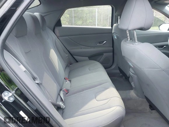2024 Hyundai Elantra SE z VIN KMHLL4DG7RU798436, wystawiony jako IAAI lot #41973923 z przebiegiem 9 915 mil mil oraz . Historia ofert i sprzedaży dostępna na DreamBid. Obrazek 8.