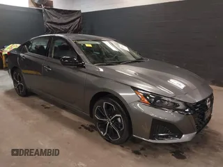 2024 Nissan Altima SR z VIN 1N4BL4CVXRN425049, wystawiony jako IAAI lot #42131073 z przebiegiem 6823 mil mil oraz . Historia ofert i sprzedaży dostępna na DreamBid. Obrazek 1.