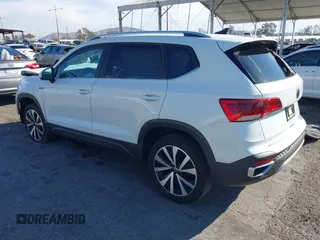 2024 Volkswagen Taos SE z VIN 3VVEX7B29RM025564, wystawiony jako IAAI lot #41350181 z przebiegiem 6 862 mil mil oraz . Historia ofert i sprzedaży dostępna na DreamBid. Obrazek 3.