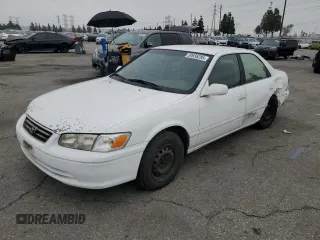 2000 Toyota Camry CE z VIN 4T1BG22K6YU933139, wystawiony jako Copart lot #50656285 z przebiegiem 248 643 mil mil oraz Szkoda całkowita • Salvage title. Historia ofert i sprzedaży dostępna na DreamBid. Obrazek 1.