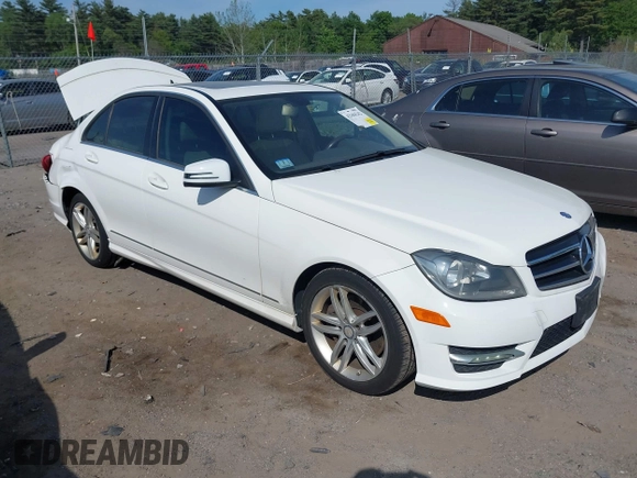 2014 Mercedes-Benz C 300 Sport z VIN WDDGF8AB0EA949700, wystawiony jako IAAI lot #42384242 z przebiegiem 136 445 mil mil oraz . Historia ofert i sprzedaży dostępna na DreamBid. Obrazek 1.
