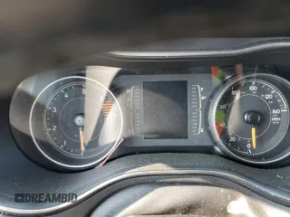 2020 Jeep Cherokee Latitude Plus z VIN 1C4PJMLB8LD584239, wystawiony jako Copart lot #63811215 z przebiegiem Nie podano mil oraz Szkoda całkowita • Salvage title. Historia ofert i sprzedaży dostępna na DreamBid. Obrazek 9.