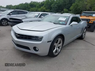 2011 Chevrolet Camaro 1LT z VIN 2G1FB1ED5B9211945, wystawiony jako IAAI lot #42290750 z przebiegiem 295 489 mil mil oraz . Historia ofert i sprzedaży dostępna na DreamBid. Obrazek 2.