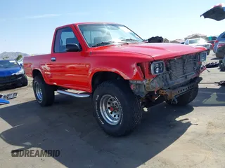 1990 Toyota Pickup DX z VIN JT4RN01P7L7019709, wystawiony jako IAAI lot #42448995 z przebiegiem 144 469 mil mil oraz . Historia ofert i sprzedaży dostępna na DreamBid. Obrazek 1.