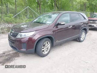 2014 Kia Sorento LX z VIN 5XYKTCA64EG456833, wystawiony jako IAAI lot #42332635 z przebiegiem 165 521 mil mil oraz . Historia ofert i sprzedaży dostępna na DreamBid. Obrazek 2.