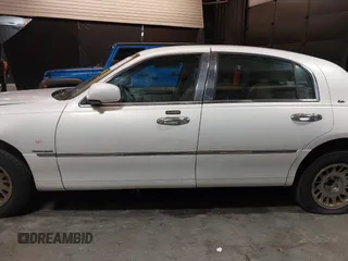 2001 Lincoln Town Car Cartier z VIN 1LNHM83W51Y609962, wystawiony jako IAAI lot #41623323 z przebiegiem 201 799 mil mil oraz . Historia ofert i sprzedaży dostępna na DreamBid. Obrazek 14.