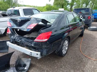 2007 Toyota Avalon XL z VIN 4T1BK36B87U184714, wystawiony jako IAAI lot #42243997 z przebiegiem 165 691 mil mil oraz . Historia ofert i sprzedaży dostępna na DreamBid. Obrazek 4.