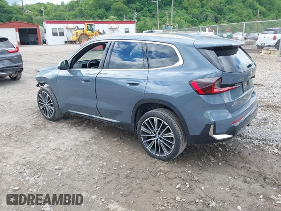 2023 BMW X1 xDrive28i z VIN WBX73EF06P5W75006, wystawiony jako IAAI lot #42235317 z przebiegiem 22 890 mil mil oraz . Historia ofert i sprzedaży dostępna na DreamBid. Obrazek 3.