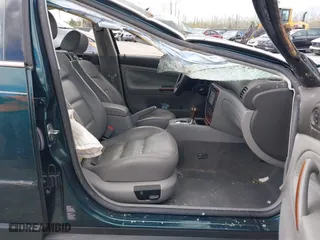 2001 Volkswagen Passat GLX with VIN WVWTH63B51E124484, listed as a IAAI auction lot 42043719 with 42,585 mi miles. Bid and sale history available at carsss.com. Image 5.