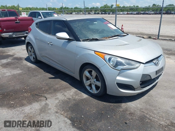2012 Hyundai Veloster w/Gray Int z VIN KMHTC6ADXCU049918, wystawiony jako IAAI lot #42195897 z przebiegiem 206 033 mil mil oraz . Historia ofert i sprzedaży dostępna na DreamBid. Obrazek 1.