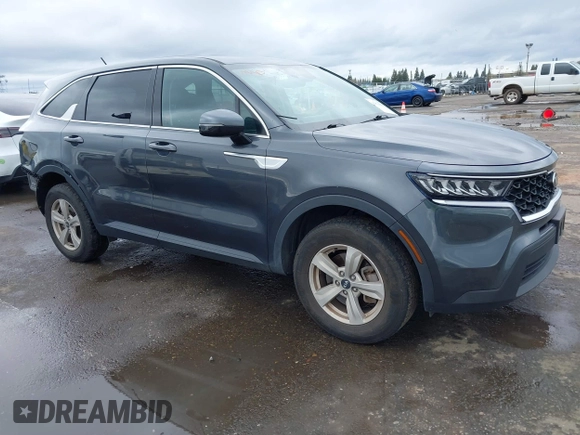 2021 Kia Sorento LX z VIN 5XYRGDLC7MG043279, wystawiony jako IAAI lot #41814356 z przebiegiem 97 094 mil mil oraz . Historia ofert i sprzedaży dostępna na DreamBid. Obrazek 1.