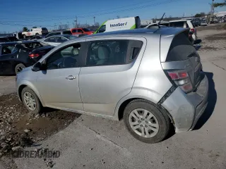 2020 Chevrolet Sonic LT z VIN 1G1JG6SB2L4115299, wystawiony jako Copart lot #41826735 z przebiegiem 120 280 mil mil oraz Szkoda całkowita • Salvage title. Historia ofert i sprzedaży dostępna na DreamBid. Obrazek 2.