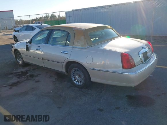 2001 Lincoln Town Car Cartier z VIN 1LNHM83W21Y621003, wystawiony jako IAAI lot #41291516 z przebiegiem 145 455 mil mil oraz . Historia ofert i sprzedaży dostępna na DreamBid. Obrazek 3.