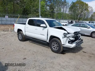 2017 Toyota Tacoma SR5 z VIN 3TMAZ5CN8HM045727, wystawiony jako IAAI lot #41962213 z przebiegiem 88 042 mil mil oraz . Historia ofert i sprzedaży dostępna na DreamBid. Obrazek 1.