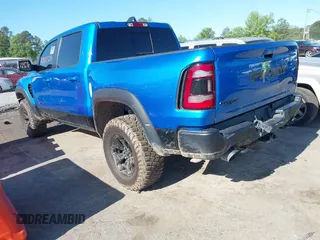 2021 Ram 1500 TRX z VIN 1C6SRFU91MN900450, wystawiony jako IAAI lot #42102724 z przebiegiem 80 071 mil mil oraz . Historia ofert i sprzedaży dostępna na DreamBid. Obrazek 3.
