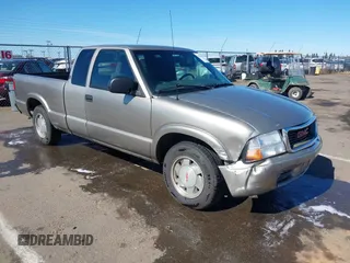 2002 GMC Sonoma SL Fleet with VIN 1GTCS19W928140640, listed as a IAAI auction lot 41627309 with 183,495 mi miles. Bid and sale history available at carsss.com. Image 1.