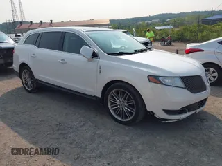 2013 Lincoln MKT EcoBoost z VIN 2LMHJ5AT2DBL55441, wystawiony jako IAAI lot #42375789 z przebiegiem 110 648 mil mil oraz . Historia ofert i sprzedaży dostępna na DreamBid. Obrazek 1.