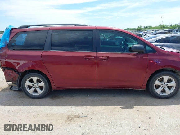 2014 Toyota Sienna LE AAS z VIN 5TDKK3DC4ES507433, wystawiony jako IAAI lot #42321751 z przebiegiem 108 596 mil mil oraz . Historia ofert i sprzedaży dostępna na DreamBid. Obrazek 14.