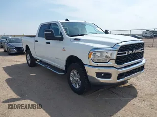 2024 Ram 2500 Big Horn z VIN 3C6UR5DL4RG246011, wystawiony jako IAAI lot #42351899 z przebiegiem 63 283 mil mil oraz . Historia ofert i sprzedaży dostępna na DreamBid. Obrazek 1.