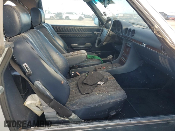 1989 Mercedes-Benz 560 SL z VIN WDBBA48DXKA096297, wystawiony jako Copart lot #75597074 z przebiegiem 70 152 mil mil oraz Szkoda całkowita • Salvage title. Historia ofert i sprzedaży dostępna na DreamBid. Obrazek 10.