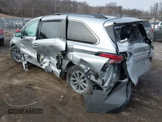 2021 Toyota Sienna XLE with VIN 5TDYRKEC1MS068172, listed as a IAAI auction lot 41557339 with 35,734 mi miles. Bid and sale history available at carsss.com. Image 3.