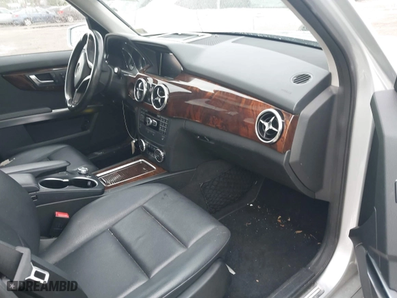 2014 Mercedes-Benz GLK-Class GLK 350 with VIN WDCGG8JB3EG268686, listed as a IAAI auction lot 42010890 with 134,085 mi miles. Bid and sale history available at carsss.com. Image 5.