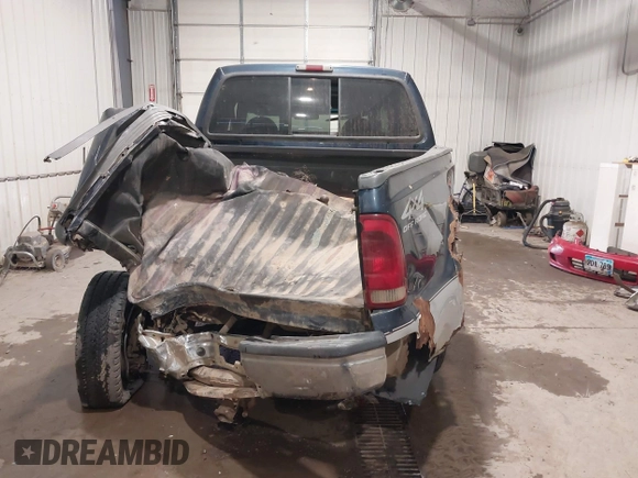 2001 Ford Super Duty F-250 XL with VIN 1FTNW21FX1EC34184, listed as a IAAI auction lot 40381913 with 230,400 mi miles. Bid and sale history available at carsss.com. Image 15.