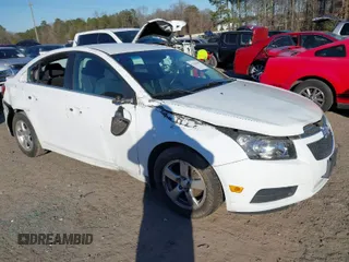 2014 Chevrolet Cruze 1LT z VIN 1G1PC5SB1E7432301, wystawiony jako IAAI lot #41367040 z przebiegiem 106 998 mil mil oraz . Historia ofert i sprzedaży dostępna na DreamBid. Obrazek 1.