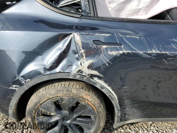 2024 Tesla Model Y Long Range z VIN 7SAYGDEEXRA324517, wystawiony jako Copart lot #55274615 z przebiegiem Nie podano mil oraz Szkoda całkowita • Salvage title. Historia ofert i sprzedaży dostępna na DreamBid. Obrazek 10.