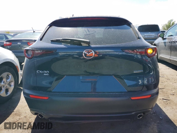 2022 Mazda CX-30 S Select z VIN 3MVDMBBL4NM441240, wystawiony jako Copart lot #64827023 z przebiegiem 5 623 mil mil oraz Czysty tytuł • Clean title. Historia ofert i sprzedaży dostępna na DreamBid. Obrazek 6.