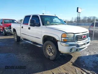 2005 GMC Sierra 1500HD SLT z VIN 1GTGK13U05F811217, wystawiony jako IAAI lot #41253560 z przebiegiem 338 891 mil mil oraz . Historia ofert i sprzedaży dostępna na DreamBid. Obrazek 1.