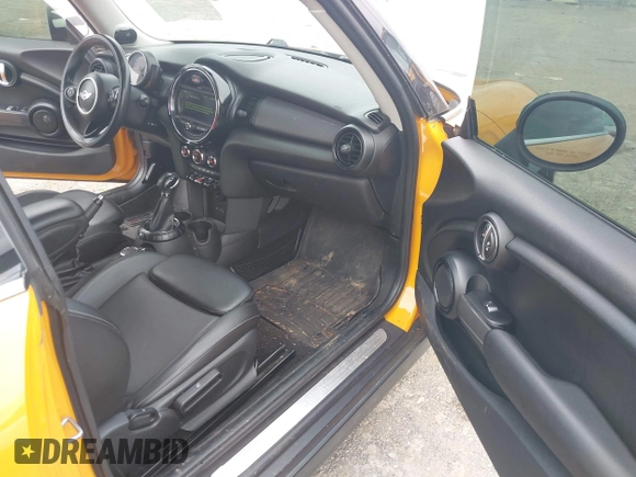 2015 MINI Hardtop with VIN WMWXM5C58FT942888, listed as a IAAI auction lot 42226391 with 61,935 mi miles and . Bid and sale history available at DreamBid. Image 5.