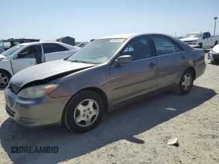 2003 Toyota Camry LE z VIN 4T1BF32K63U560802, wystawiony jako Copart lot #55298555 z przebiegiem 220 279 mil mil oraz Szkoda całkowita • Salvage title. Historia ofert i sprzedaży dostępna na DreamBid. Obrazek 1.