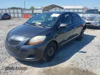 2009 Toyota Yaris z VIN JTDBT903X94057262, wystawiony jako IAAI lot #42056762 z przebiegiem 217 757 mil mil oraz . Historia ofert i sprzedaży dostępna na DreamBid. Obrazek 2.
