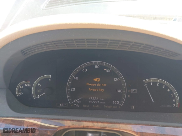 2009 Mercedes-Benz S-Class 5.5L V8 with VIN WDDNG86X39A281373, listed as a IAAI auction lot 42032509 with 197,221 mi miles. Bid and sale history available at carsss.com. Image 7.